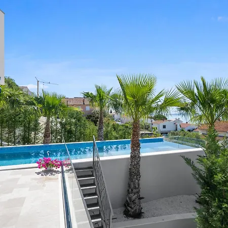 Medusa Villa *